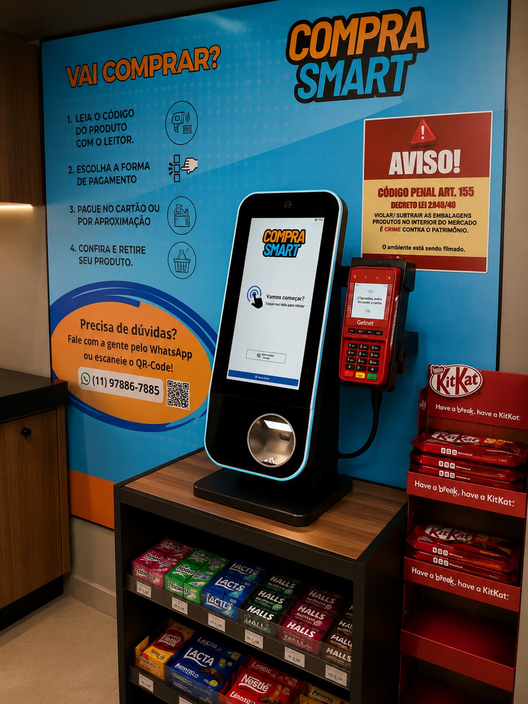 Moradora usando o totem de autoatendimento do mercado Compra Smart